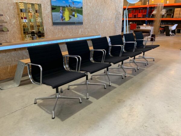 EAMES VITRA EA107 STOEL