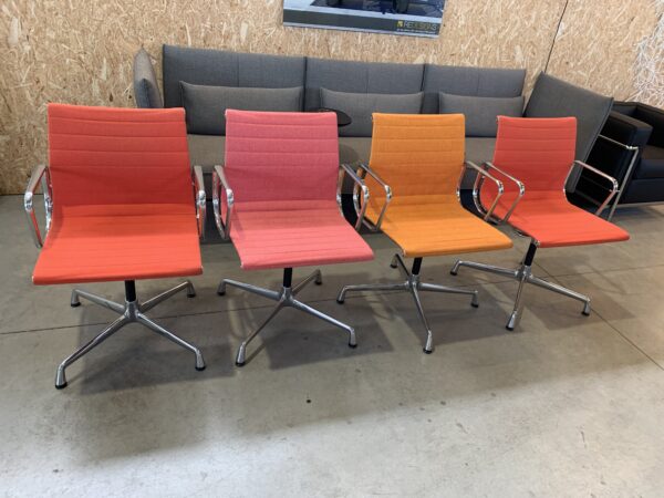 EAMES EA104 draaibaar (eetkamerstoelen)