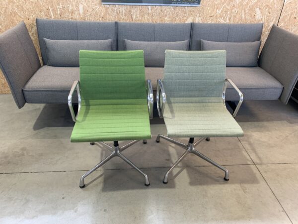 EAMES VITRA EA103 STOEL – SHOWROOMMODELLEN