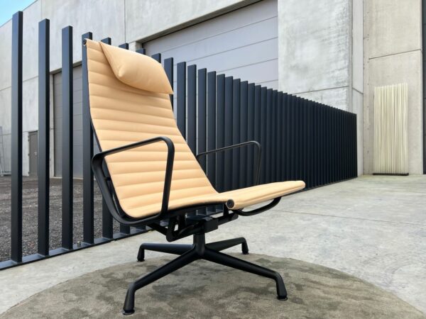 EA124 VITRA EAMES LEDER FAUTEUIL – SHOWROOMMODEL