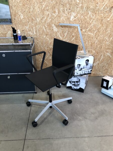 .04 VITRA VAN SEVEREN BUREAUSTOEL