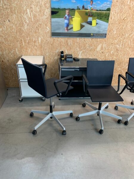 .04 VITRA VAN SEVEREN BUREAUSTOEL