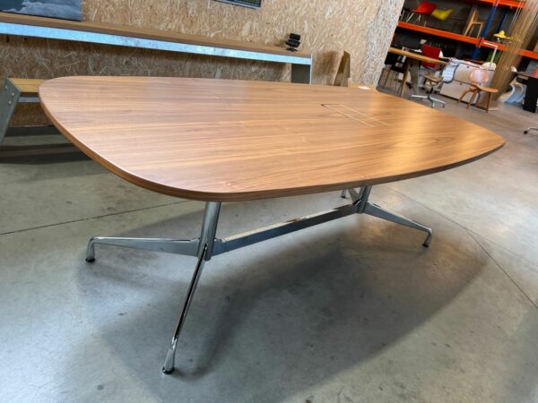 EAMES VITRA SEGMENTED TAFEL – GERESERVEERD