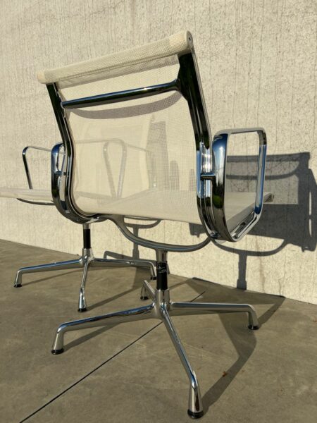 EAMES EA107 NIET-DRAAIBAAR VITRA NETWEAVE