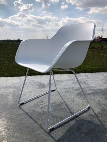 EXTREMIS CAPTAIN CHAIR SLIDING LEGS, WIT OF ZWART – showroommodellen