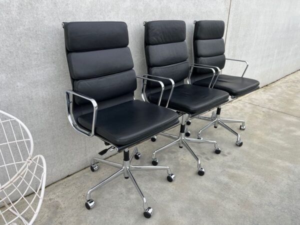 VITRA EAMES EA219 SOFTPAD LEDEREN BUREAUSTOEL, 2X