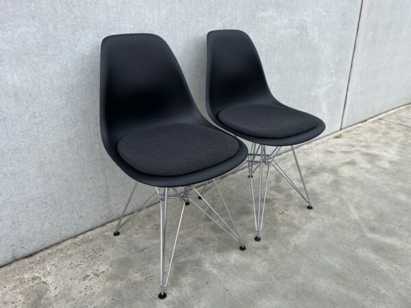 Vitra Eames DSR stoel met kussen