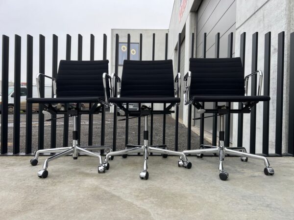 VITRA EAMES EA117 BUREAUSTOEL