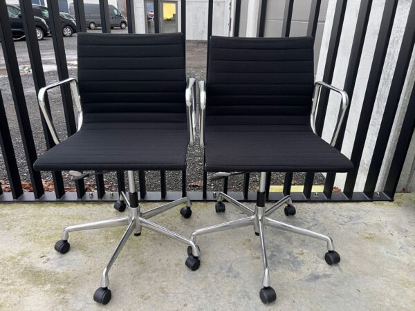 VITRA EAMES EA117 BUREAUSTOEL