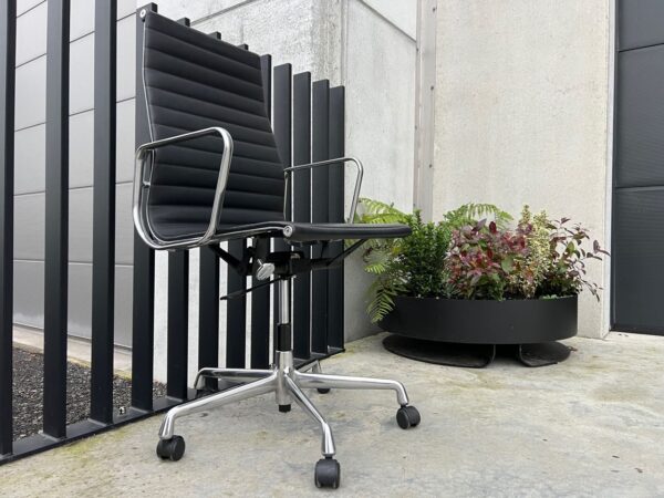 VITRA EAMES EA119 ZWART LEDER, GEPOLIJST