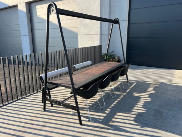 EXTREMIS AMAAI + 2 BANKEN + 4 CAPTAIN CHAIRS- SHOWROOMMODEL – SETPRIJS