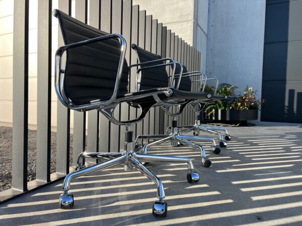 VITRA LEDEREN EA108 MET WIELTJES, 3X