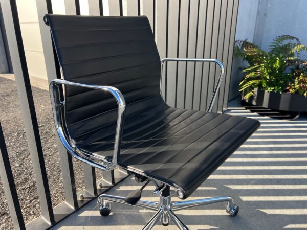 VITRA EAMES EA117 LEDEREN BUREAUSTOEL
