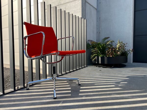 VITRA EAMES EA108 STOEL – GROOT AANTAL