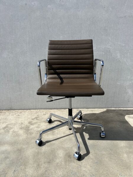 VITRA EAMES EA117 LEDEREN BUREAUSTOEL